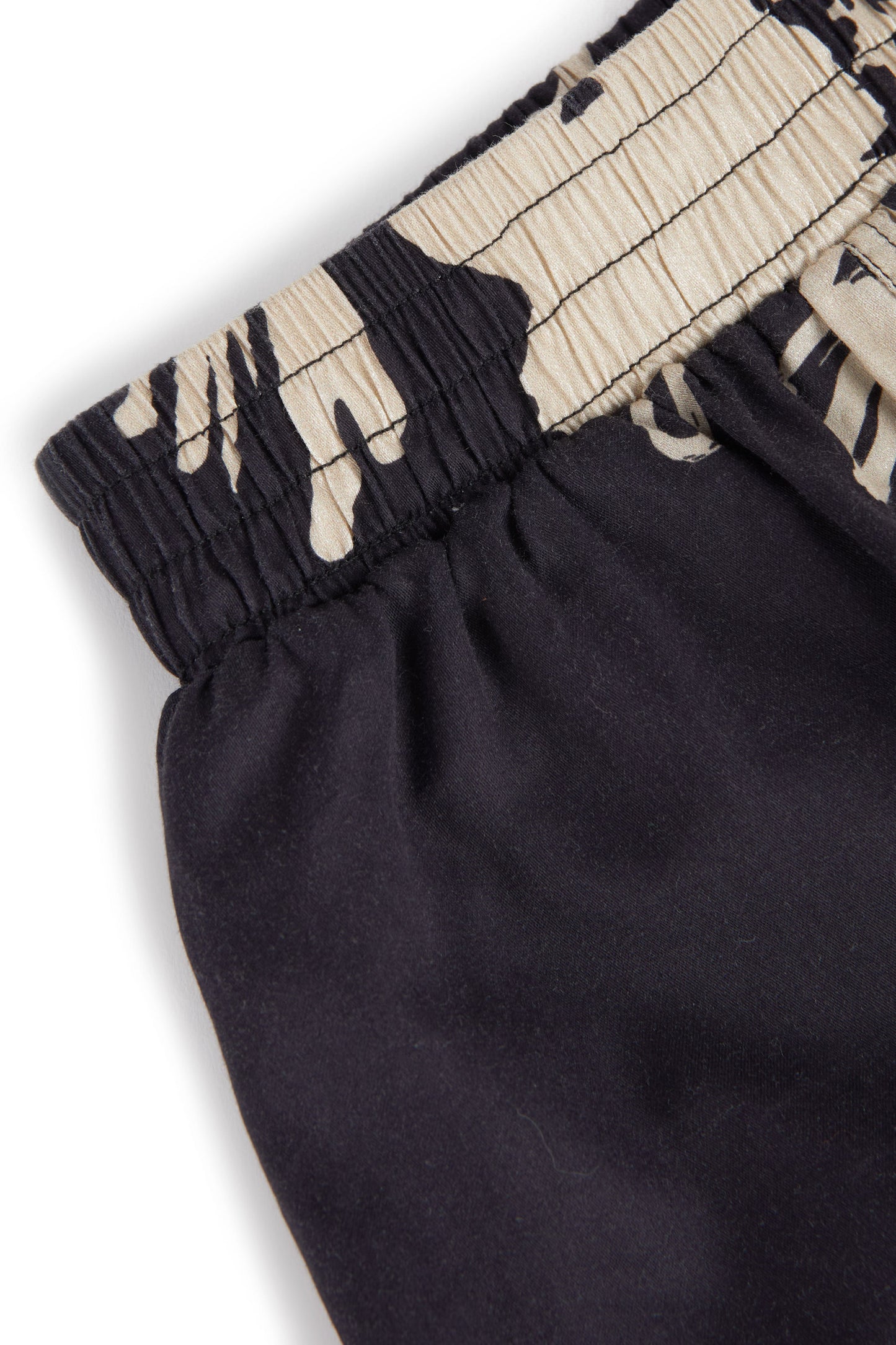 SHORTS Augusto Botanical Black